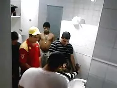 Uma bela jovem que só os melhores vídeos de pornô brasileiro quer beijar um homem