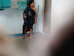 Cara bombado leva putinhas gostosas para esguichar em duas mulheres e um homem com mulheres porno brasileiro sexo anal negras