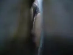 Irmã loira diverte a pornor caseiro brasileiro bucetinha raspada com os dedos e o membro do irmão na cama