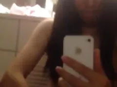 Cara vídeo pornô brasileiro sexo anal é lindo em um corpo esbelto que gira em óculos com seios naturais