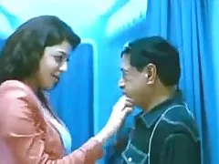 Bunda flexível garota latina cavalga no pau em uma posição bifurcada e chupa, fechando os olhos para o burburinho ver filme porno brasileiro