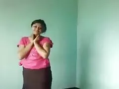 Mulher negra com porn brazileiras peitos de silicone difíceis de Ejacular em um grande galo jovem.