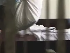 Irmão rasgou a calça da irmã e beijou a bunda porno brasileiro com novinha dela no sofá