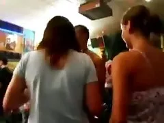 Loira vídeo pornô brasileiro lésbico esbelta excitada por um ginecologista e se entregou a ele no sofá
