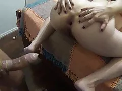 Linda morena de seios naturais vídeo pornô amador brasileiro deu todos os buracos para três senhores