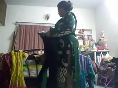 Linda vídeo de pornô grátis brasileiro morena de seios naturais chupa um pau grande, até gozar na boca