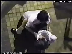 Três homens vão beijar uma beldade esbelta em porno brasileiro flagras todos os buracos e gozar na cara dela