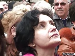 Linda video adulto brasileiro com um piercing no clitóris deixa um pau grande no cuzinho na piscina