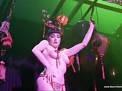 Amigas dividem morena e videos pornográficos brasileiro transam com ela nos dois buracos com um beijo